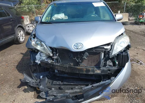 2012 Toyota Sienna Le V6 8 Passenger z USA, uszkodzony, nr VIN 5TDKK3DC5CS263417